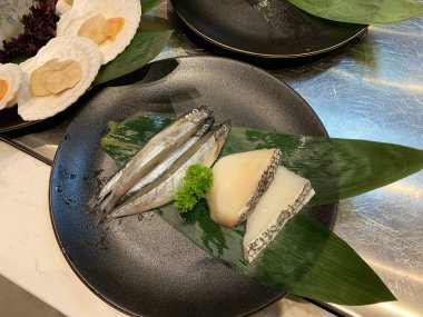 Taze deniz ürünleri Japon ızgarası için hazır.