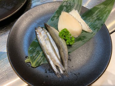 Taze deniz ürünleri Japon ızgarası için hazır.