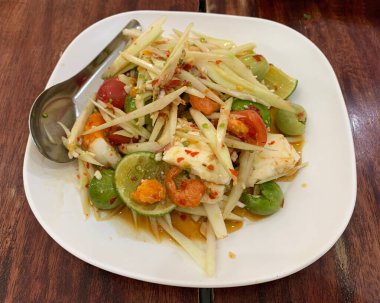 Yerel Bangkok Restoranında Tuzlu Yumurtalı Tayland Papaya Salatası