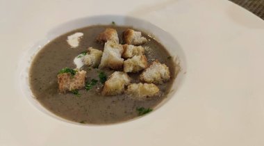 Beyaz Kase Mantar Çorbası Ekmek Ekmeğiyle süslenmiş