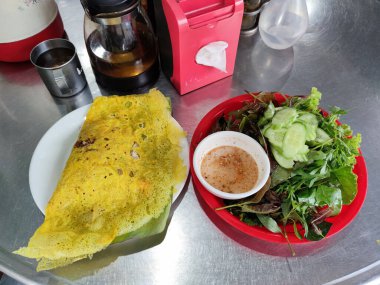 Geleneksel Vietnam gözlemesi. Taze bitkiler ve soslu.