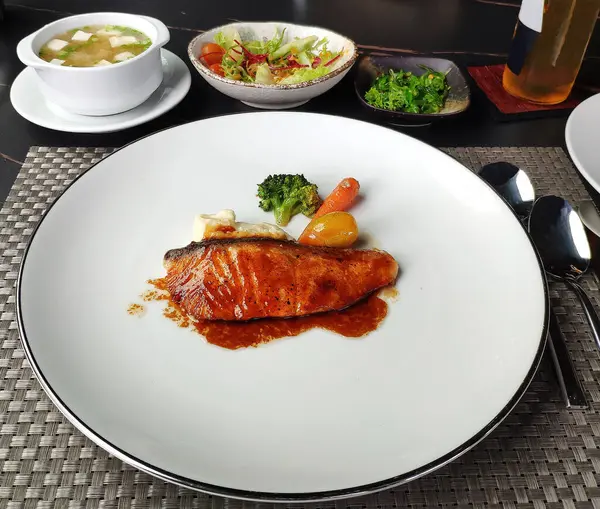 Izgara somon, sebze salatası ve soya soslu sağlıklı yemek seti.