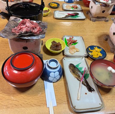 Izgara balık ve sığır eti.