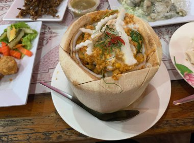 Tayland usulü körili köri ve Hindistan cevizi.