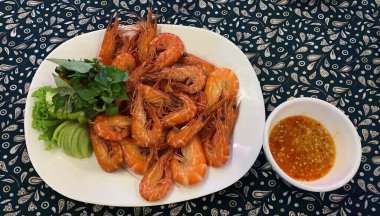 Deniz ürünleri soslu tuzlu karides.