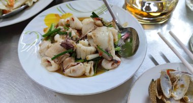 Yerel bir restoranda taze soğanlı kızarmış kalamar.