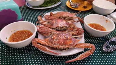 Baharatlı deniz ürünleri soslu haşlanmış mavi yengeç.