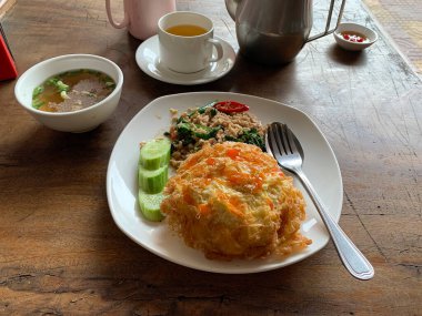 Kamboçya usulü pirinç yemeği yerel bir lokantada servis ediliyor.