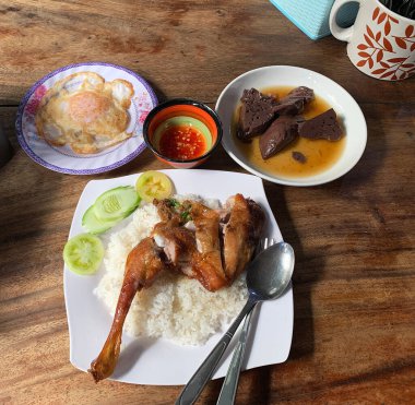 Kamboçya usulü pirinç yemeği yerel bir lokantada servis ediliyor.