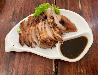 Baharatlı Tayland soslu ızgara domuz boynu.