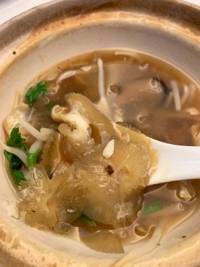 Zengin kahverengi et suyunda köpek balığı yüzgeci çorbası