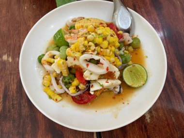 Tayland usulü karides, kalamar ve tuzlu yumurta salatası.