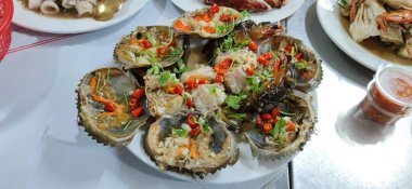 Kore usulü salamura edilmiş çiğ yengeç salatası.