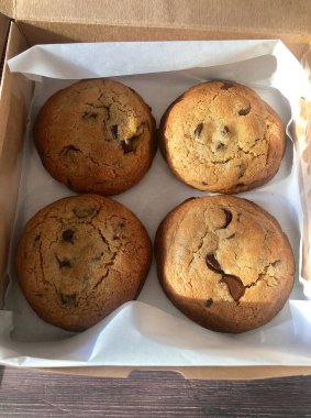 Satılık bir kutuda ev yapımı yumuşak çikolatalı kurabiyeler.