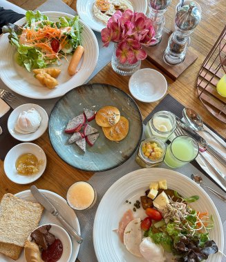 Çeşitli tabaklarla açık büfe kahvaltısı.