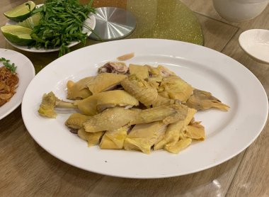 Çin usulü haşlanmış tavuk dilimlenmiş.