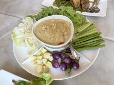 Tayland yengeci sosu ve çeşitli taze sebzeler. 