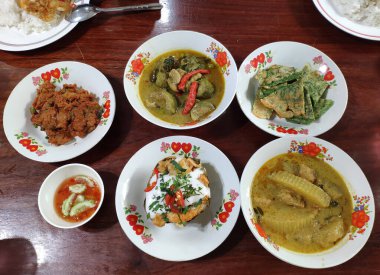 Balık köftesi, köri, yeşil köri ve akasya omleti içeren Tayland yemekleri.