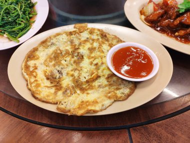 Acı soslu kıymalı omlet.