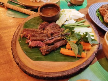 Taze sebzeli ızgara biftek ve baharatlı sos.