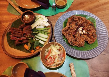 Izgara sığır eti ve kızarmış yayın balığı.