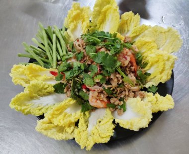 Baharatlı kıymalı domuz salatası ve taze sebzeli karides.