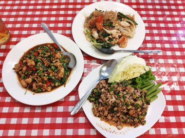 Kutsal fesleğenle kızartılmış domuz eti, baharatlı kıymalı domuz salatası ve kızarmış deniz mahsulü sukiyaki.