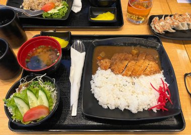 Japon domuz pirzolası, salata ve çorba.