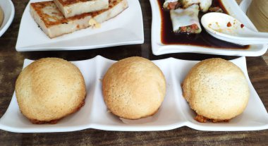 Çin restoranında servis edilen ızgara domuz çörekleri.