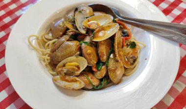 Acı biberli istiridyeli spagetti.