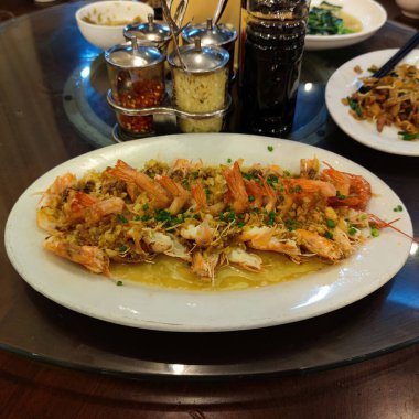 Çin restoranında servis edilen sarımsaklı buğulanmış karides.