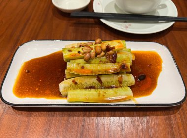 Soslu salatalık ve fıstık.