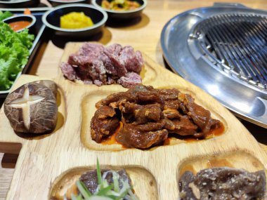 Kore mangal restoranında ızgara için hazırlanmış çiğ et çeşitleri..
