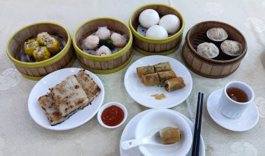 Türlü buğulanmış ve kızarmış Dim Sum tabakları.