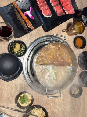 Çiğ et, deniz ürünleri ve Tayvan Shabu-Shabu 'su için taze sebzeler.