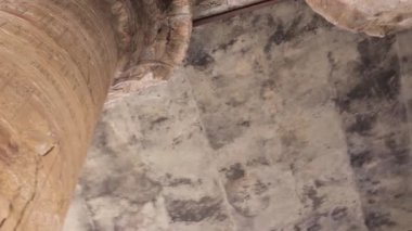 Edfu, Mısır 16 Aralık 2018: Edfu Tapınağı 'ndaki taş sütunların ve tavan resimlerinin dekoratif detayları, antik Mısır mimarisinin sembolik kozmolojisini yansıtıyor..