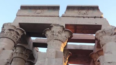 Kom Ombo, Mısır 15 Aralık 2018: Kom Ombo 'nun ikiz tapınağı, benzersiz bir şekilde timsah tanrısı olan Sobek ve şahin başlı tanrı Horus' a adanmıştır..