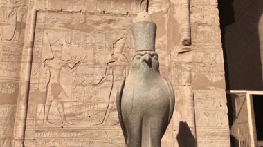 Kom Ombo, Mısır 15 Aralık 2018: Eski Mısır hiyeroglif yazıtları Kom Ombo Tapınağı 'nın duvarlarına oyulmuş, zamanın dini inançları ve günlük yaşamını yansıtıyor.