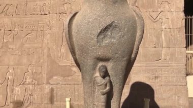 Kom Ombo, Mısır 15 Aralık 2018: Eski Mısır hiyeroglif yazıtları Kom Ombo Tapınağı 'nın duvarlarına oyulmuş, zamanın dini inançları ve günlük yaşamını yansıtıyor.