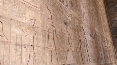 Edfu, Mısır 16 Aralık 2018 Edfu: Edfu Tapınağı 'nın iç duvarlarına oyulmuş karmaşık kabartmalar, tanrılar, ayinler ve firavun tarihini tasvir ediyor..
