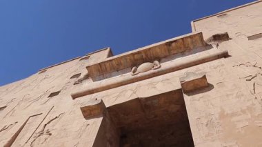 Edfu, Mısır, 16 Aralık 2018: Edfu Tapınağı 'ndaki devasa sütunlara oyulmuş hiyeroglif yazıtlar, antik Mısır dini metinleri ve törensel tasvirleri göstermektedir..