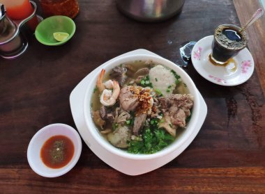 Yerel bir erişte dükkanında servis edilen domuz bağırsağı ve karidesli temiz bir çorba..