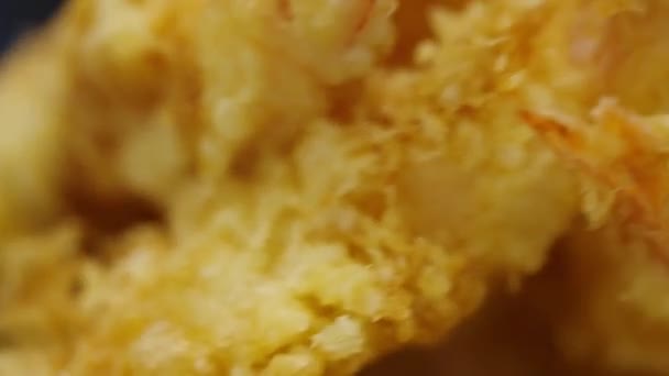 日本天秤座在一个大碗里的特写揭示了里面有脆的金黄色面糊和多汁海鲜和蔬菜 这道菜有蘸着酱汁的一面 很诱人 — 图库视频影像