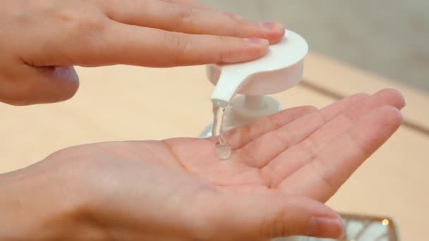 Ένα Άτομο Πλένει Χέρια Του Χρησιμοποιώντας Μια Μηχανή Αφής Που — Αρχείο Βίντεο