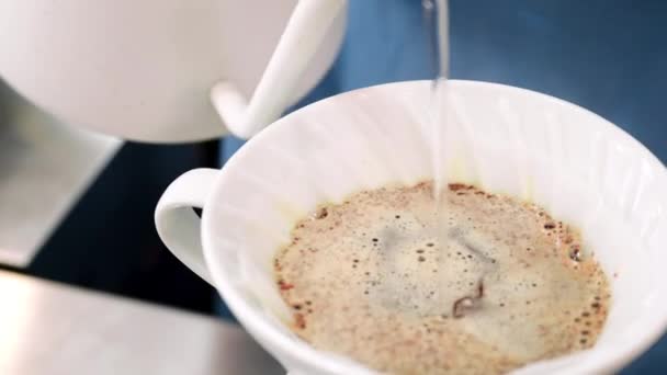 Woda Jest Wylewana Kroplówkę Kawy Bogaty Aromat Świeżej Kawy Unosi — Wideo stockowe