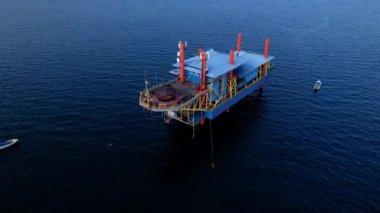 Okyanusun ortasındaki açık deniz petrol platformu. Uzman işçiler tarafından sondaj ve petrol çıkarmak için kullanılan devasa endüstriyel yapı. Yüksek kalite 4k görüntü