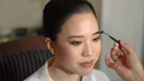 Una Futura Novia Asiática Está Maquillando Para Día Boda Rodeada — Vídeo de stock