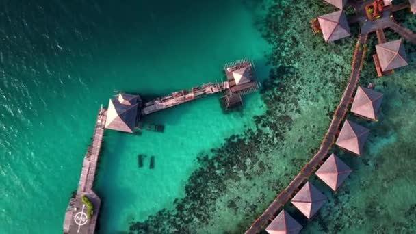 Στιγμιότυπο Από Drone Αιχμαλωτίζει Ένα Παραθαλάσσιο Χωριό Μια Εκπληκτική Θέα — Αρχείο Βίντεο