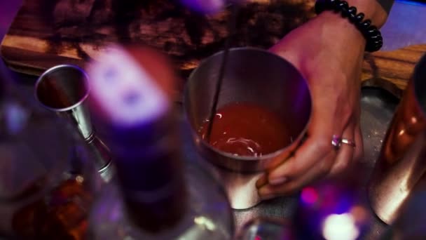 Die Barkeeperin Rührt Den Cocktail Mit Geübter Hand Einer Silbernen — Stockvideo