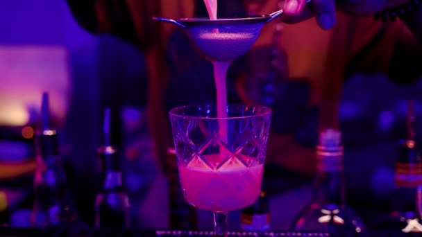 Barista Donna Versa Liquido Liscio Ambrato Bicchiere Cocktail Con Precisione — Video Stock